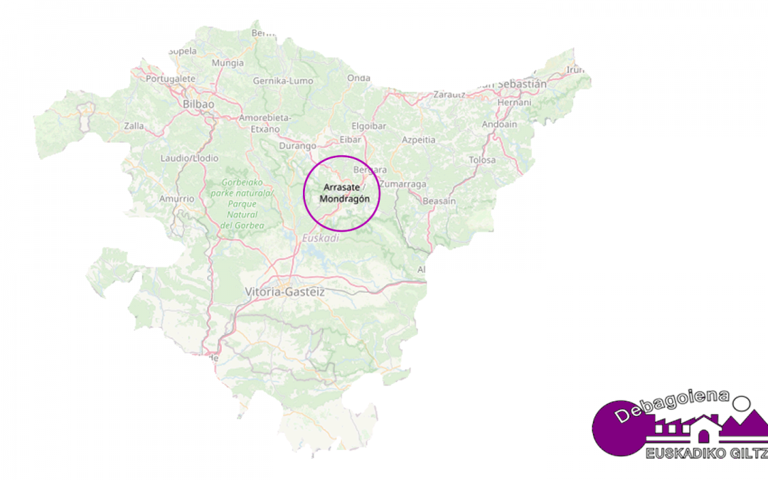 Mapa de la Comunidad Autónoma Vasca donde se resalta el término municipal de Arrasate/Mondragón, cabeza de la comarca de Debagoiena en Gipuzkoa y se añade el logotipo "Debagoiena, Euskadiko Giltza" que forma una llave característica de las antiguas industrias cerrajeras de Mondragón en el siglo XX.