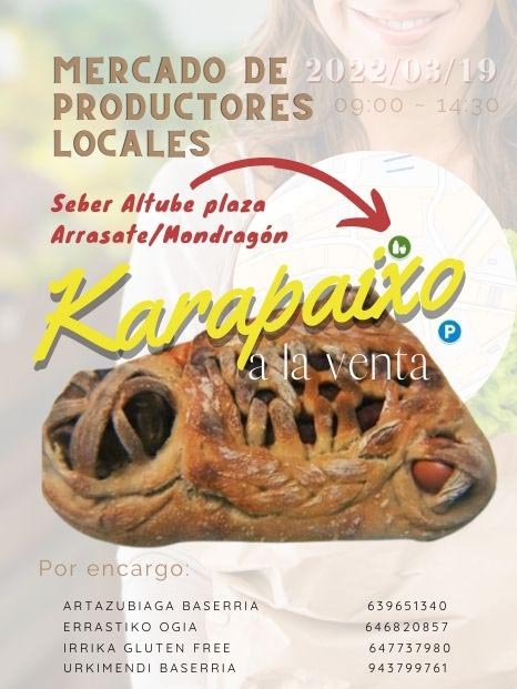 Cartel que anuncia el mercado de prooductores de Mondragón del sábado 19 de marzo de 2022 en el que se anuncia que habrá a la venta karapaixos, unos panes rellenos de chorizo y huevo, producidos por cuatro productores locales