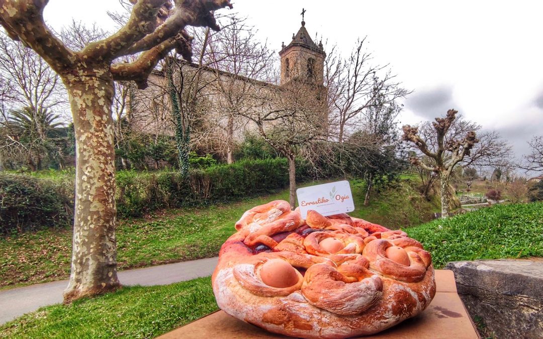 Karapaixo de la panadería Errastiko ogia frente a la parroquia de Santa Eulalia de la anteiglesia de Bedoña en Mondragón